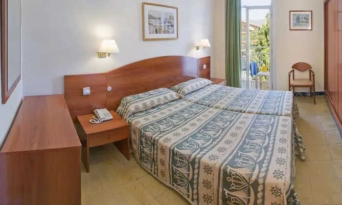 Tek Büyük veya İki Ayrı Yataklı Oda, Balkon, Havuz Manzaralı