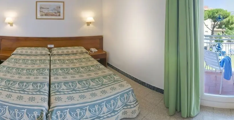 Tek Büyük veya İki Ayrı Yataklı Oda, Balkon, Havuz Manzaralı