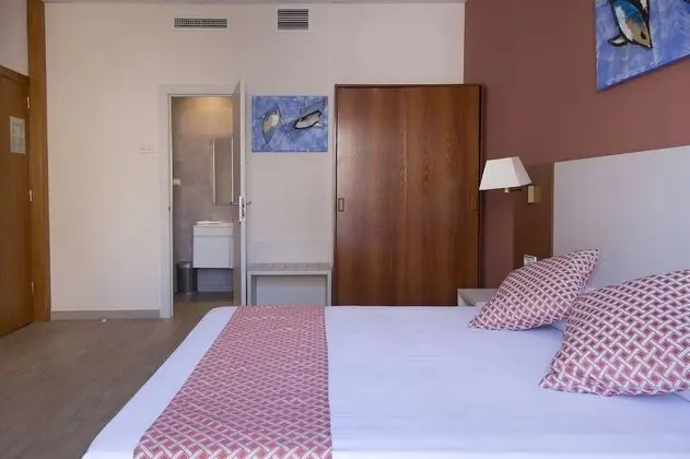 Tek Büyük veya İki Ayrı Yataklı Oda, Balkon, Havuz Manzaralı