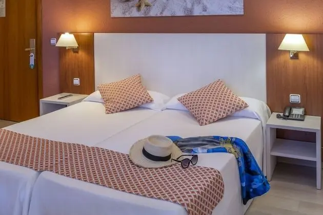 Tek Büyük veya İki Ayrı Yataklı Oda, Balkon, Havuz Manzaralı