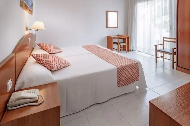 Tek Büyük veya İki Ayrı Yataklı Oda, Balkon, Havuz Manzaralı