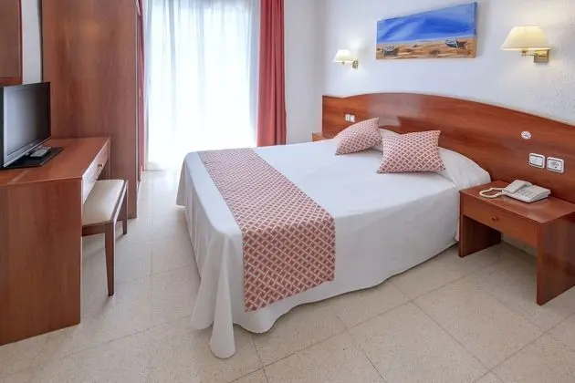 Tek Büyük veya İki Ayrı Yataklı Oda, Balkon, Havuz Manzaralı
