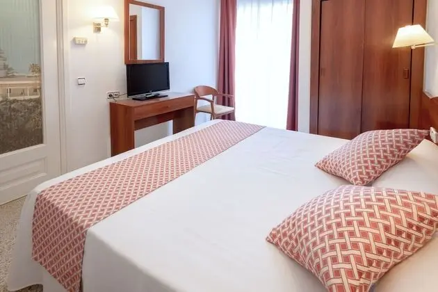 Tek Büyük veya İki Ayrı Yataklı Oda, Balkon, Havuz Manzaralı