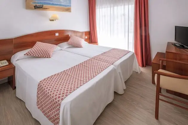 Tek Büyük veya İki Ayrı Yataklı Oda, Balkon, Havuz Manzaralı