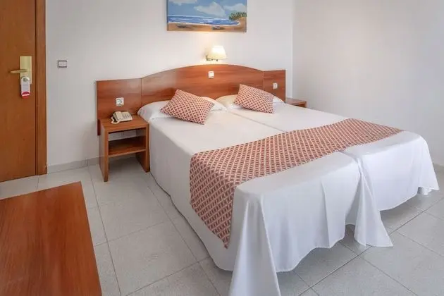Tek Büyük veya İki Ayrı Yataklı Oda, Balkon, Havuz Manzaralı