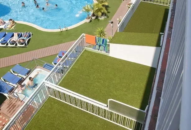 Tek Büyük veya İki Ayrı Yataklı Oda, Balkon, Havuz Manzaralı