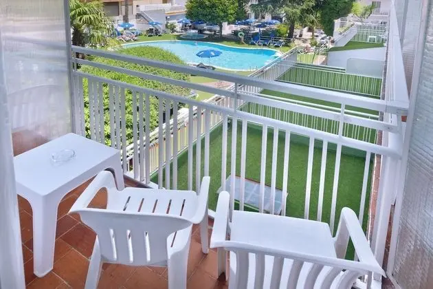 Tek Büyük veya İki Ayrı Yataklı Oda, Balkon, Havuz Manzaralı