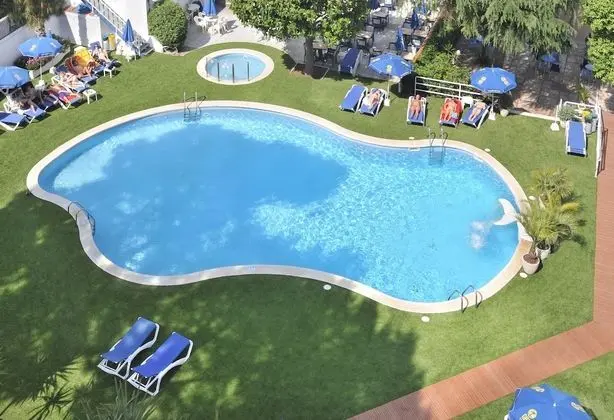 Tek Büyük veya İki Ayrı Yataklı Oda, Balkon, Havuz Manzaralı
