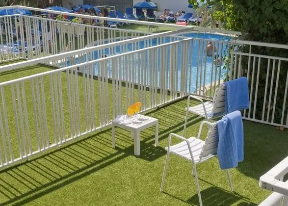 Tek Büyük veya İki Ayrı Yataklı Oda, Balkon, Havuz Manzaralı