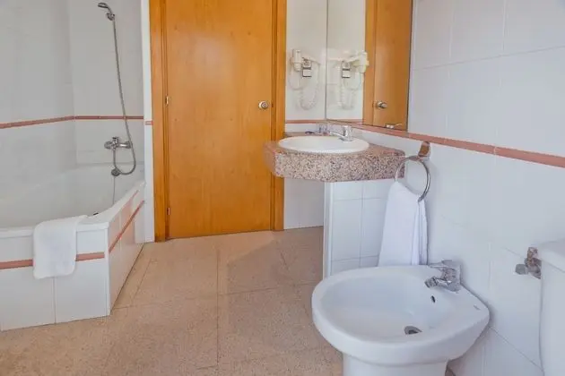 Tek Büyük veya İki Ayrı Yataklı Oda, Balkon, Havuz Manzaralı