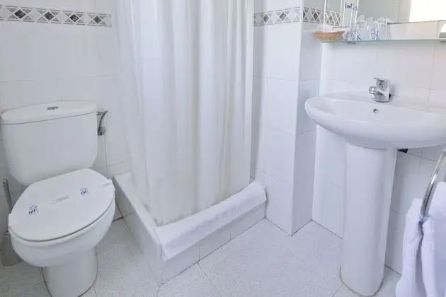 Tek Büyük veya İki Ayrı Yataklı Oda, Balkon, Havuz Manzaralı