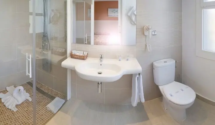Tek Büyük veya İki Ayrı Yataklı Oda, Balkon, Havuz Manzaralı