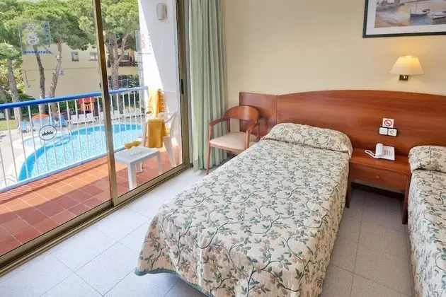 İki Ayrı Yataklı Oda, Balkon, Havuz Manzaralı