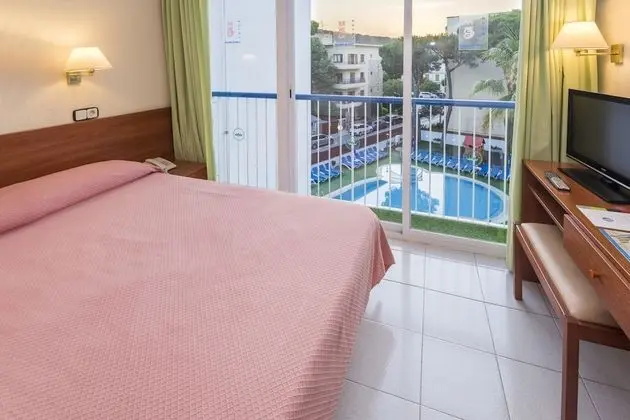 İki Ayrı Yataklı Oda, Balkon, Havuz Manzaralı