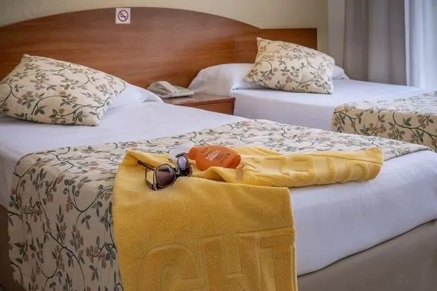 İki Ayrı Yataklı Oda, Balkon, Havuz Manzaralı