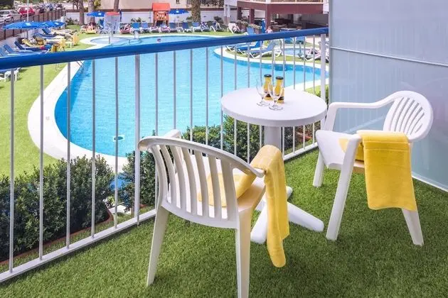 İki Ayrı Yataklı Oda, Balkon, Havuz Manzaralı