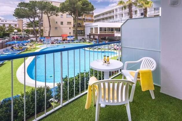 İki Ayrı Yataklı Oda, Balkon, Havuz Manzaralı