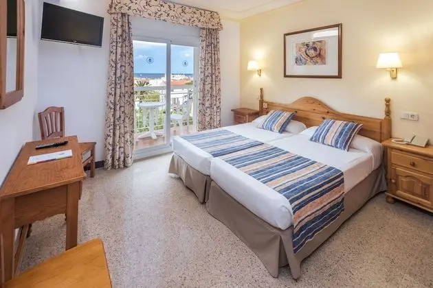 Tek Büyük veya İki Ayrı Yataklı Oda, Balkon, Havuz Manzaralı