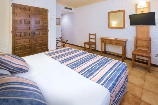 Tek Büyük veya İki Ayrı Yataklı Oda, Balkon, Havuz Manzaralı