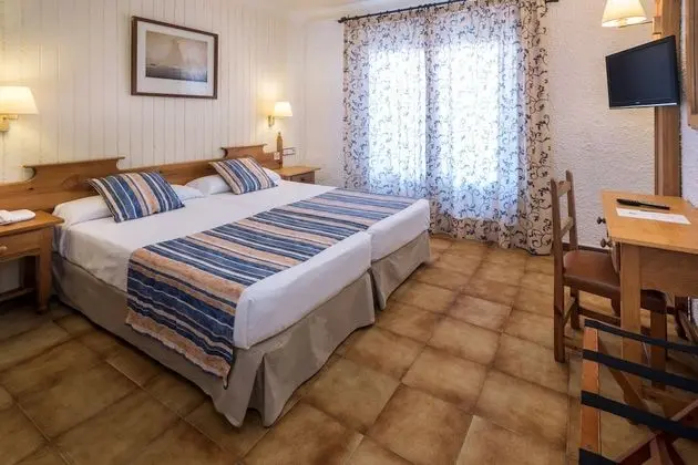 Tek Büyük veya İki Ayrı Yataklı Oda, Balkon, Havuz Manzaralı