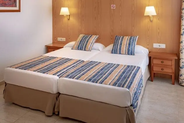 Tek Büyük veya İki Ayrı Yataklı Oda, Balkon, Havuz Manzaralı