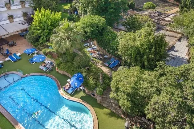 Tek Büyük veya İki Ayrı Yataklı Oda, Balkon, Havuz Manzaralı