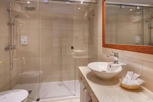 Tek Büyük veya İki Ayrı Yataklı Oda, Balkon, Havuz Manzaralı