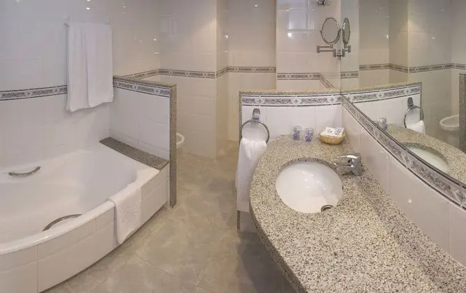 Tek Büyük Yataklı Oda, Balkon ( Extra Bed 2 Adults and 1 Child)