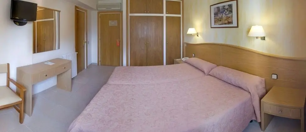 Tek Büyük Yataklı Oda, Balkon, Deniz Manzaralı (2 adults and 1 child)