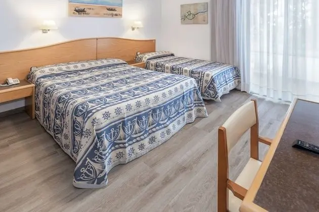 Tek Büyük Yataklı Oda, Balkon, Deniz Manzaralı (2 adults and 1 child)