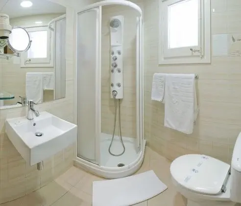 Tek Büyük Yataklı Oda, Balkon, Deniz Manzaralı (2 adults and 1 child)