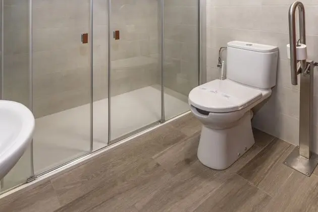 Tek Büyük Yataklı Oda, Balkon, Deniz Manzaralı (2 adults and 1 child)