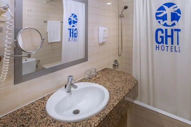 Tek Büyük Yataklı Oda, Balkon, Deniz Manzaralı (2 adults and 1 child)