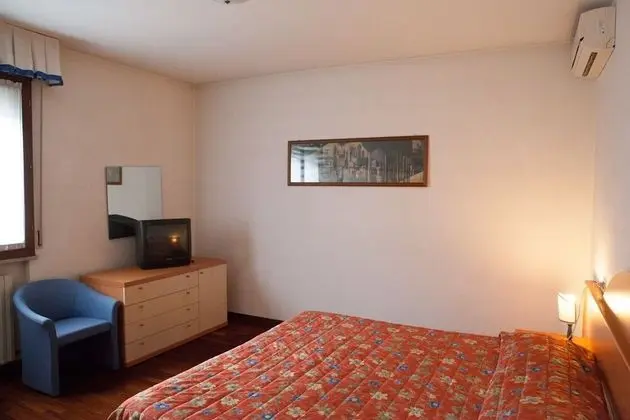 Family Tek Büyük veya İki Ayrı Yataklı Oda, 1 Yatak Odası, Mutfak, Zemin Kat