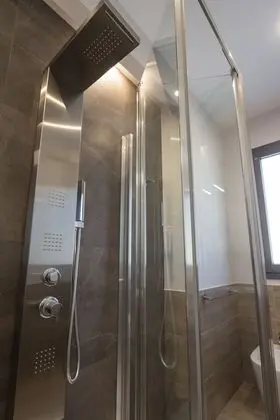 Deluxe Tek Büyük Yataklı Oda (102)