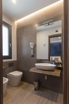 Deluxe Tek Büyük Yataklı Oda (103)