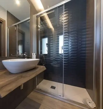 Deluxe Tek Büyük Yataklı Oda (103)