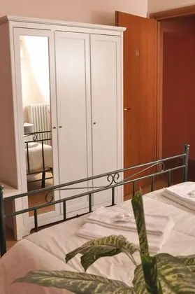 Tek Büyük veya İki Ayrı Yataklı Oda, Ortak Banyo