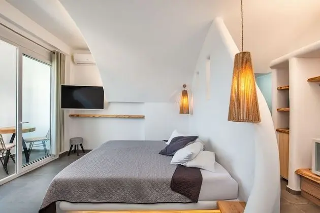 Deluxe Suite with Outdoor Hot Tub and Sea View