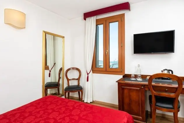 Comfort Tek Büyük veya İki Ayrı Yataklı Oda