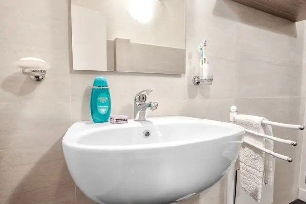 Üç Kişilik Oda (Papavero)