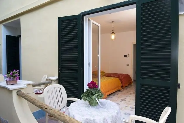 Economy Üç Kişilik Oda, Bahçe Manzaralı