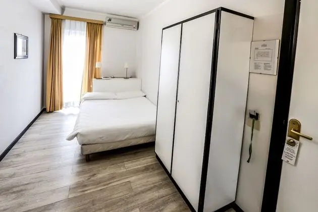 Büyük Yataklı Tek Kişilik Oda