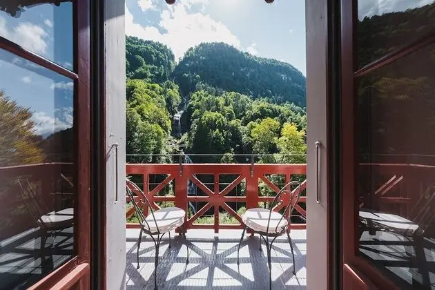 Superior Tek Büyük Yataklı Oda (Waterfall View)