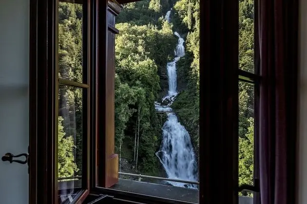 Superior Tek Büyük Yataklı Oda (Waterfall View)