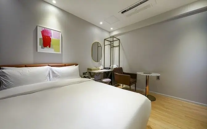 Deluxe Tek Büyük Yataklı Oda (Netflix)