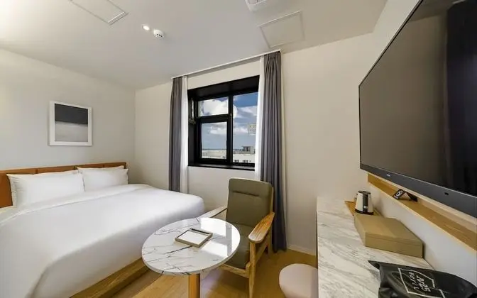 Premium Tek Büyük Yataklı Oda (Netflix)