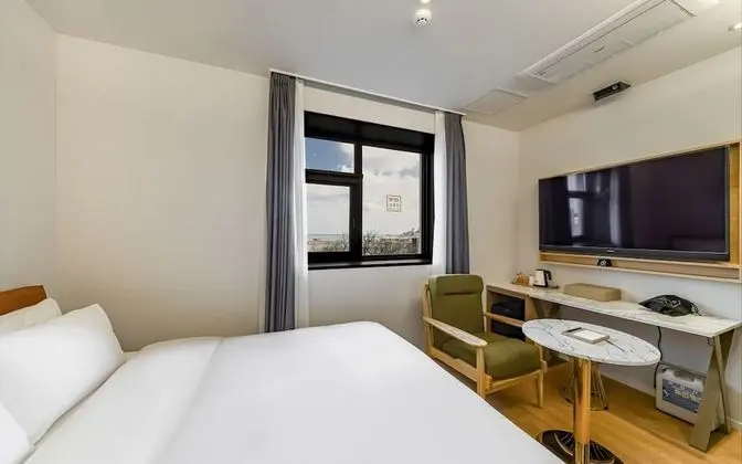 Premium Tek Büyük Yataklı Oda (Netflix)