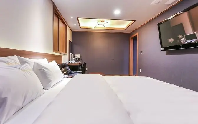 Oda (Special (Netflix Available Hotel Inqu)