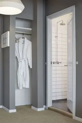 Tek Büyük Yataklı Oda, Ek Bina